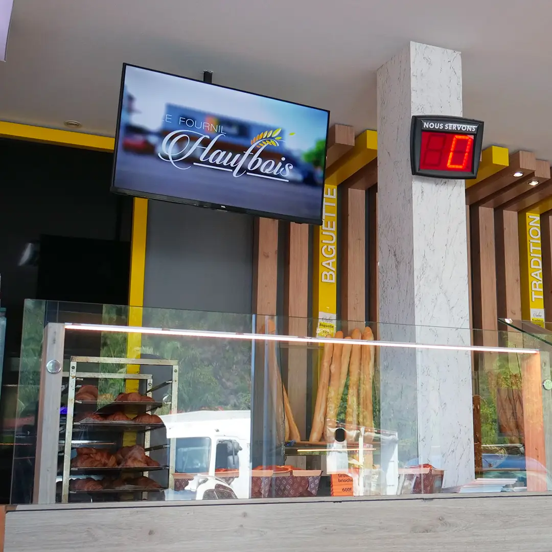 Écran d'affichage dynamique au Le Fournil Hautbois à Punaauia, Tahiti