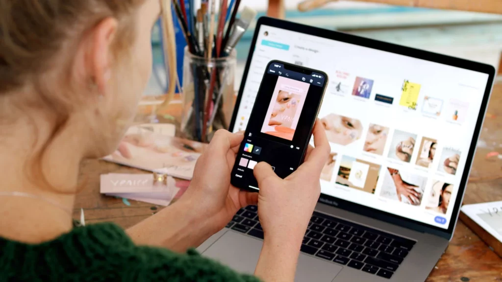 Utilisatrice de Canva avec son téléphone